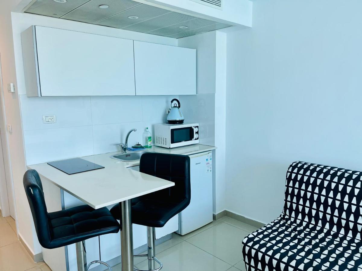 Sea Breeze Apartments Netanya Exterior photo